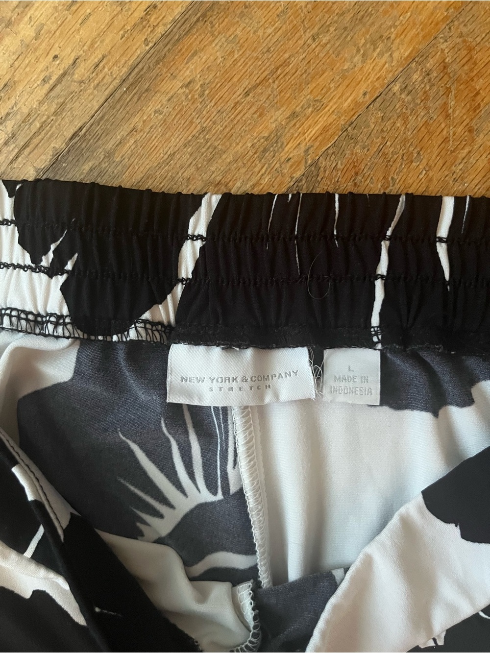 New York & Company Black and White Floral Wide-Leg Pants - Picture 3 of 4